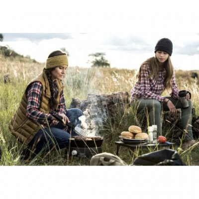Enjoy the food together with the small and flexible grill from Cadac.
