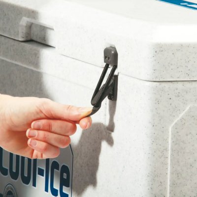 Strong buckles keep the cooling box tight.