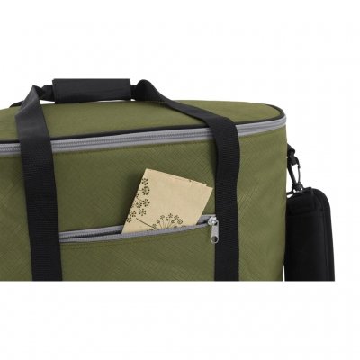 The cool bag has a side pocket with a zipper.