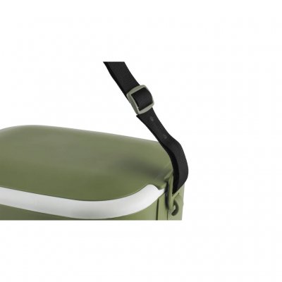 The shoulder strap is adjustable.