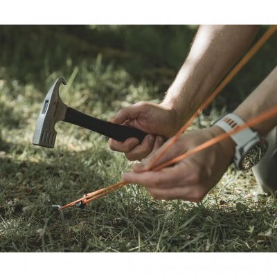 Robust hammer, perfect for hard ground.