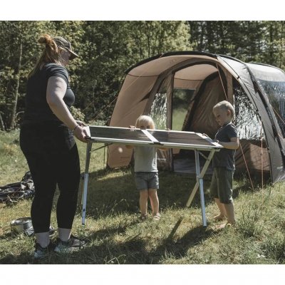 The Easy Camp table Aspen L is very stable and spacious.