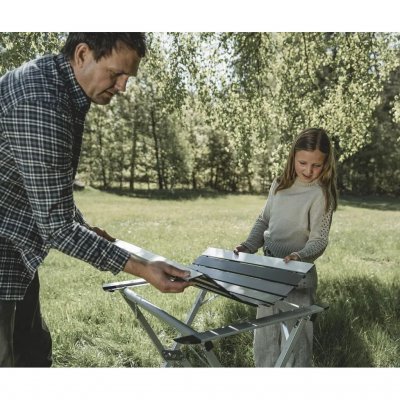 A spacious table suitable for small families of up to 4 people.