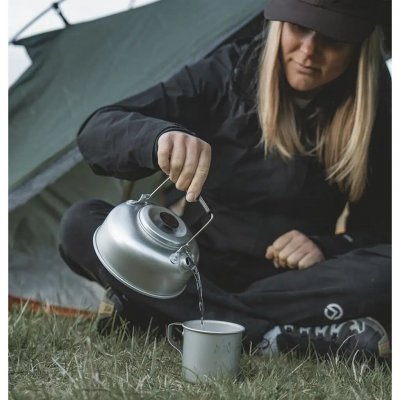 Lightweight aluminium kettle for preparing hot drinks.
