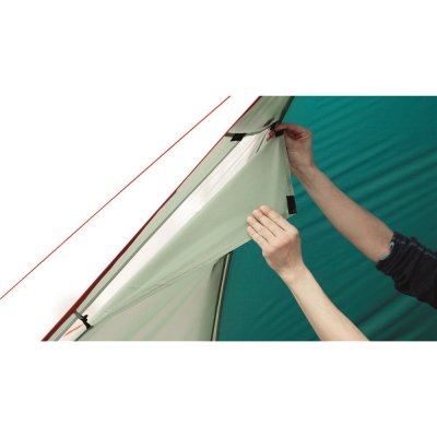 Fönster med gardiner gör det enkelt att välja hur mycket ljus eller insyn man vill ha i tältet.