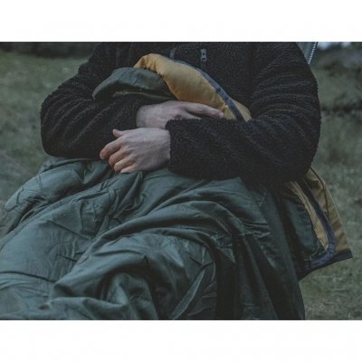 Light and versatile blanket that is perfect for cosy evenings by the campfire.