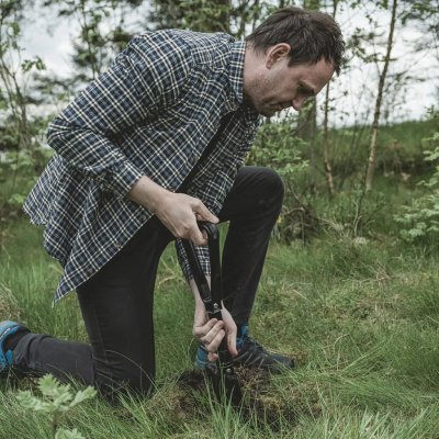 Robust spade for clearing and digging.