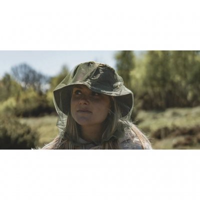 The mosquito net works best together with a wide-brimmed hat.