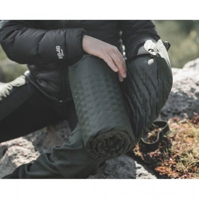 Lightweight self-inflating sleeping mat with a small pack size.