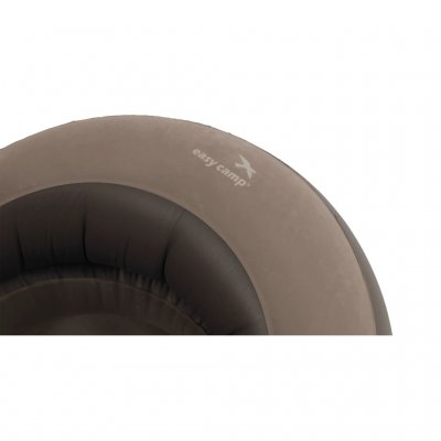 The armchair features a surface in soft velour.