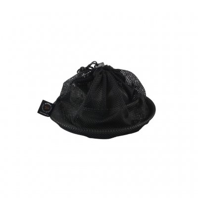 The dinnerware is dishwasher safe and comes in a practical mesh bag.