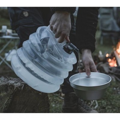 The container holds 8 litres, perfect for families or larger groups.