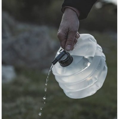 The container holds 3 litres and features an adjustable tap and handle.