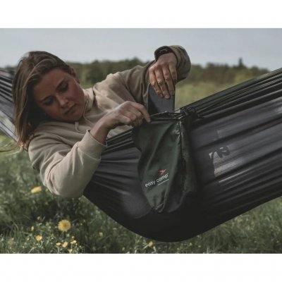 Hammock with accessories that allow you to sleep suspended outdoors in all weather conditions.