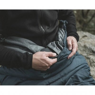 The sleeping bag has an inner pocket for storing valuables.