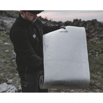 Matta av EVA-skum med folielager som reflekterar kroppsvärmen för extra värme.