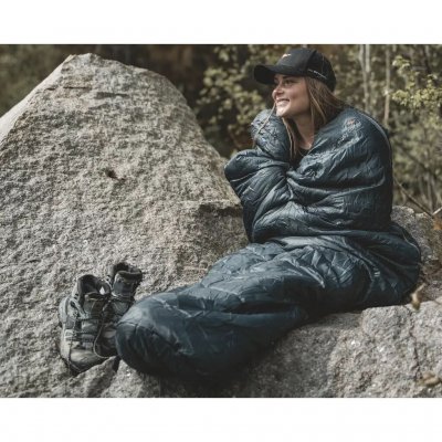 Flexible and lightweight sleeping bag for the warmer part of the camping season.