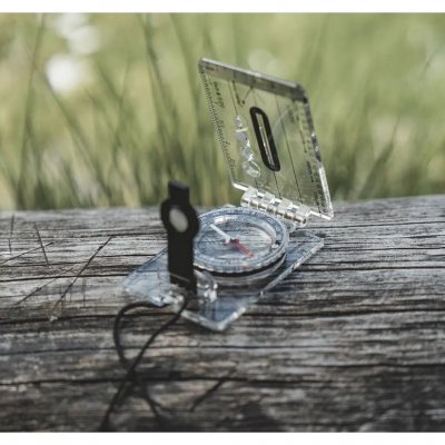 Robust and foldable compass that is easy to use.