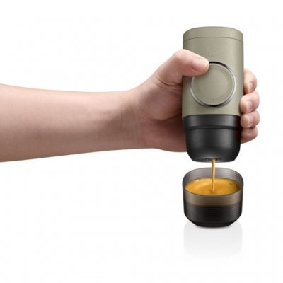 The manual pump achieves a pressure of 18 bar