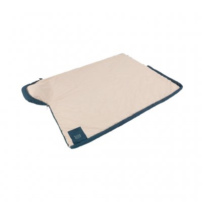 The zipper on the Outwell Caldera can be fully opened, so the sleeping bag can be used as a duvet.