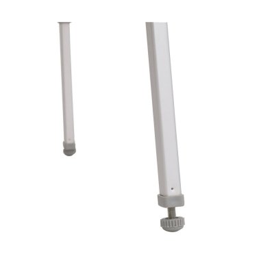 Campingbordets fötter går skruva ut för att justera mot ojämnheter i marken.