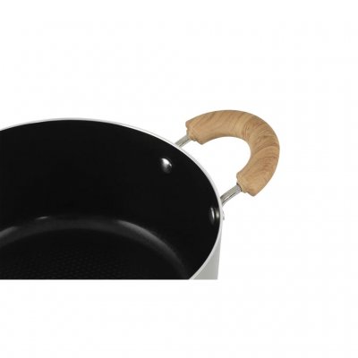 Heat-resistant handles make it safe to use.