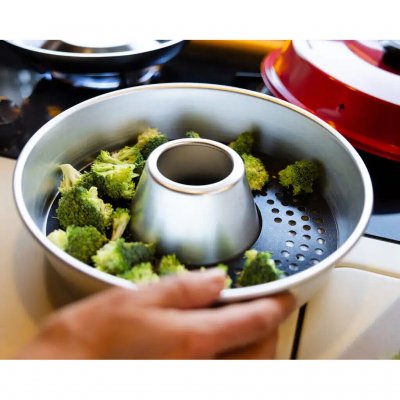 Practical baking tray with ceramic non-stick coating and small holes.
