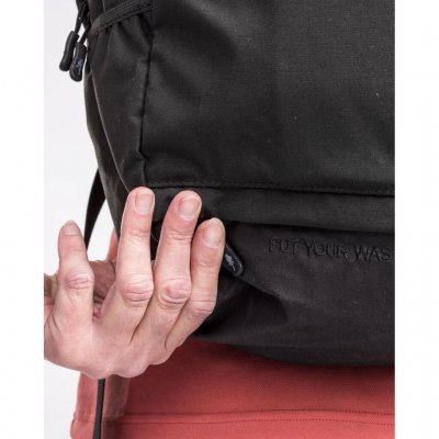 At the bottom, a pocket for rubbish with a wipeable surface.