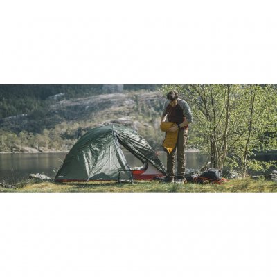 Inflatable sleeping mat for hiking, hunting/fishing trips or other activities that require low weight and durable materials.