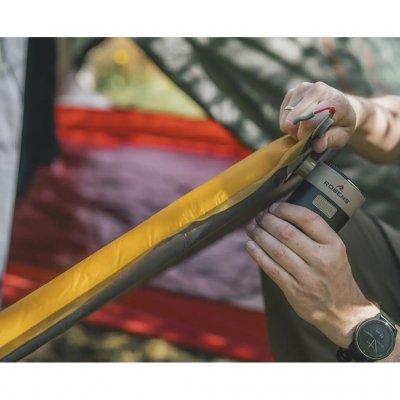 Inflatable sleeping mat for hiking, hunting/fishing trips or other activities that require low weight and durable materials.