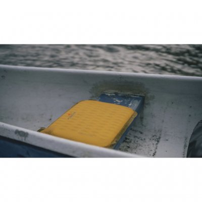 With a thickness of 3.8 cm when inflated, this seat pad is comfortable while retaining warmth.
