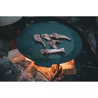 Frying pan in cast iron for cooking over an open fire.
