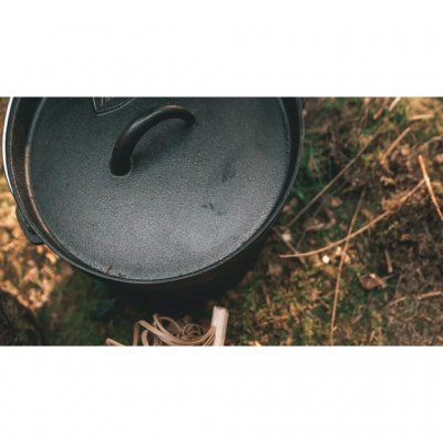 Pot that can also be used as an oven for both cooking and baking – use it over an open fire, in the oven or with a powerful gas