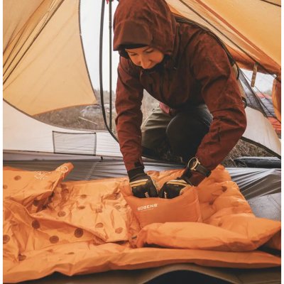 The pump bag quickly and easily inflates an inflatable sleeping mat without adding moisture.