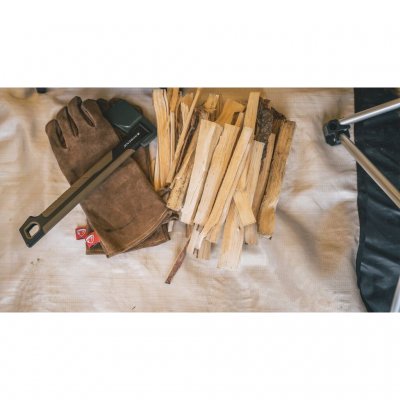 Wilderness axe from Robens with a forged carbon steel blade and a sturdy handle in fiberglass-reinforced nylon.