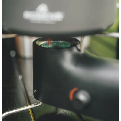 The burners feature piezo ignition and individual controls for separate adjustment.