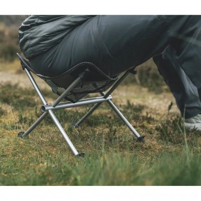 Lightweight and pack-friendly stool with a seat height of 32 cm.