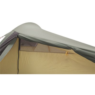 Tältets öppningar går fästa i öppet läge under varmare dagar.