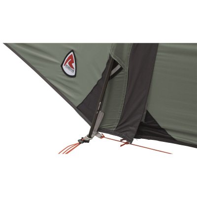 Tältet är enkelt att montera och har flexibla fästen för markpinnarna.