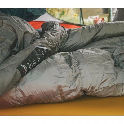 The sleeping bag features a hybrid construction with down blend insulation on the top side and MicroThermoBall Isofill on the un
