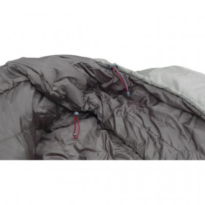 The hood’s upper and lower adjustments use cords of different thickness for easy adjustment even in the dark.