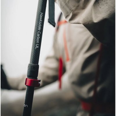 Locking system that allows adjustment of the pole height from 115 to 135 cm.