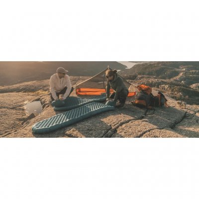Inflatable sleeping mat in a very lightweight construction – lined with three layers of foil and ideal for year-round use.