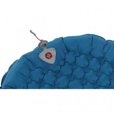 The sleeping mat features the Robens Peak Valve with a non-return valve function for optimal airflow.