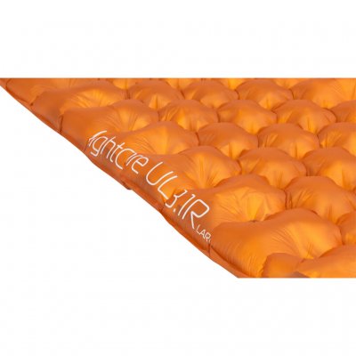 Multiple small air chambers inside the sleeping mat provide excellent stability and comfort.