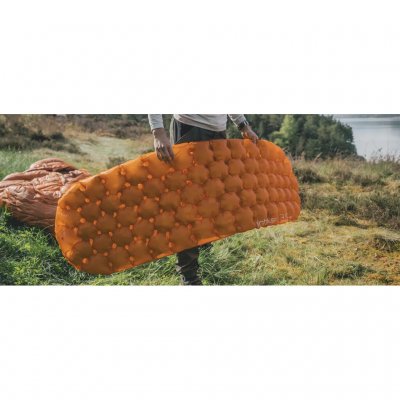 Very lightweight and compact inflatable sleeping mat with foil insulation for 2–3 season use.