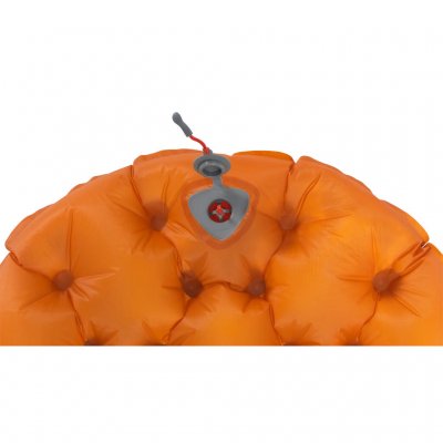 The sleeping mat features the Robens Peak Valve with a non-return valve function for optimal airflow.