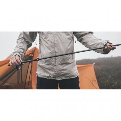 The height can be adjusted between 115 and 135 cm.