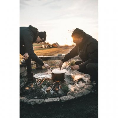 Cook over an open fire with this 4-liter stainless steel pot from Robens.