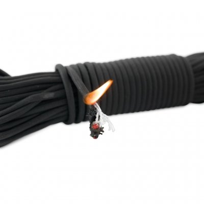 The red core thread can be used as a fire starter – perfect for camping and outdoor activities.